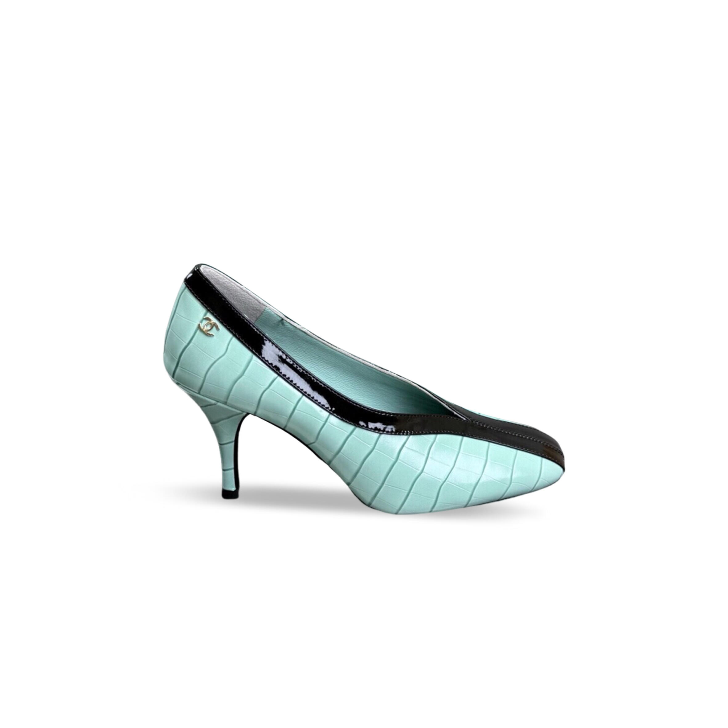 CHANEL MINT GREEN AND BLACK PATENT LEATHER HIGH HEELS